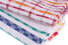 No es con cloro: La forma correcta de lavar los paños de cocina para que queden desinfectados y con buen olor