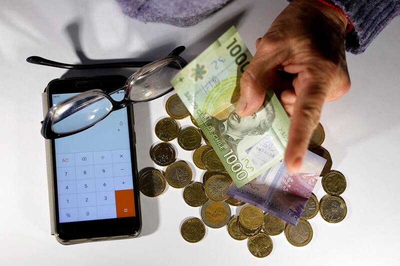 El sitio web permite calcular de forma más precisa el monto que recibirá cada jubilado a contar del próximo año, según su situación personal. Créditos: Raúl Zamora/Aton Chile.