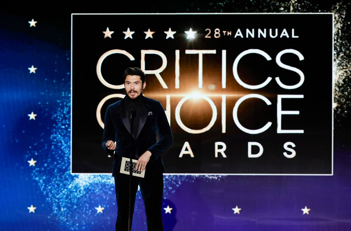 Famosos internacionales se lucen con destacados looks en alfombra roja de los Critics Choice Awards