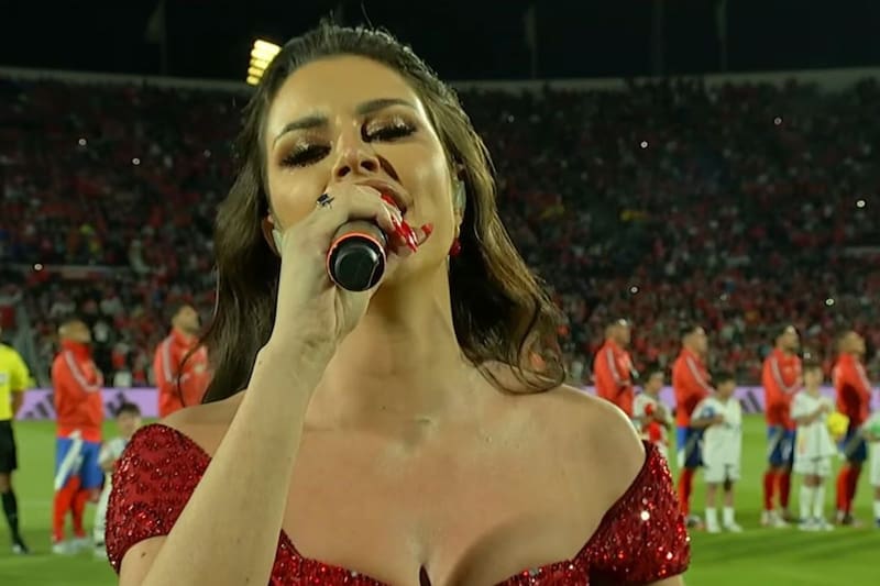 Emocionante interpretación A Capela del Puro Chile a cargo de Emilia Dides.