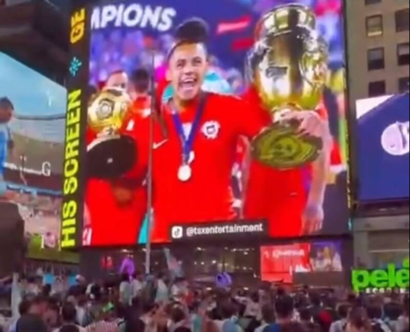 fue proyectado en Times Square mientras hinchas argentinos se congregaban en el lugar.