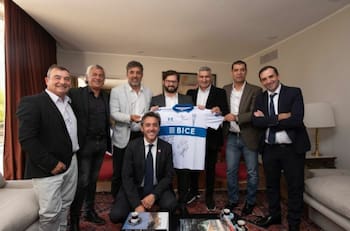 "Es un hincha veneno de la UC": Ídolos "cruzados" contaron detalles de reunión con Gabriel Boric en Argentina