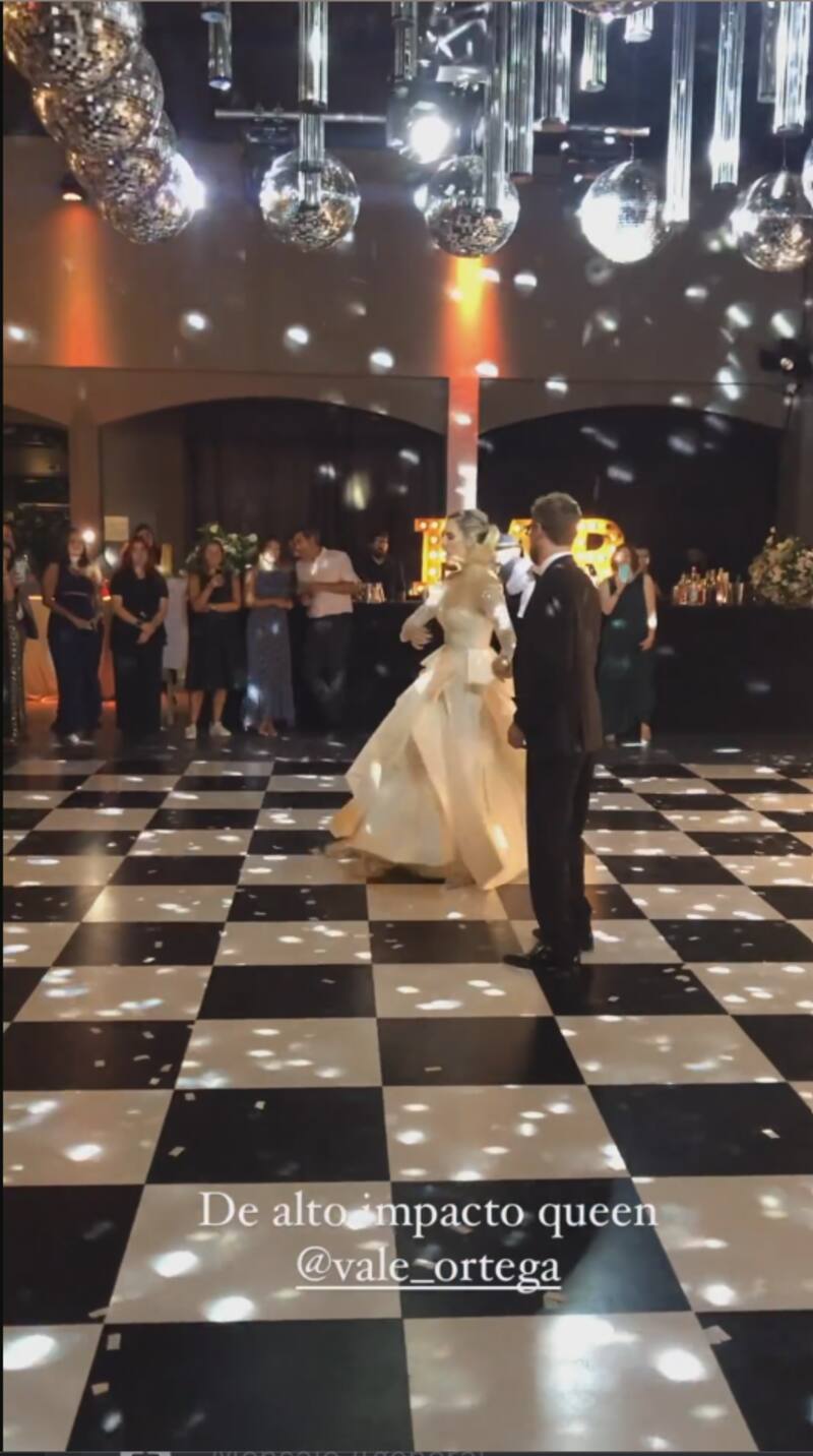 Vale Ortega y Jonathan Lawn al ritmo de la banda insginia de los 70s