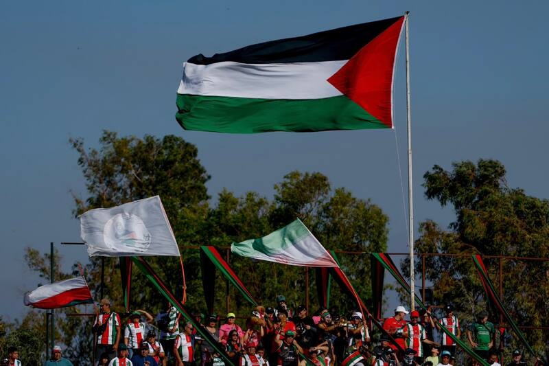 Hinchas de Palestino apoyando al club. Foto: @CDPalestinoSADP