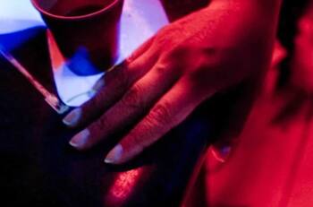 15 personas fueron detenidas por incumplir medidas sanitarias en café con piernas