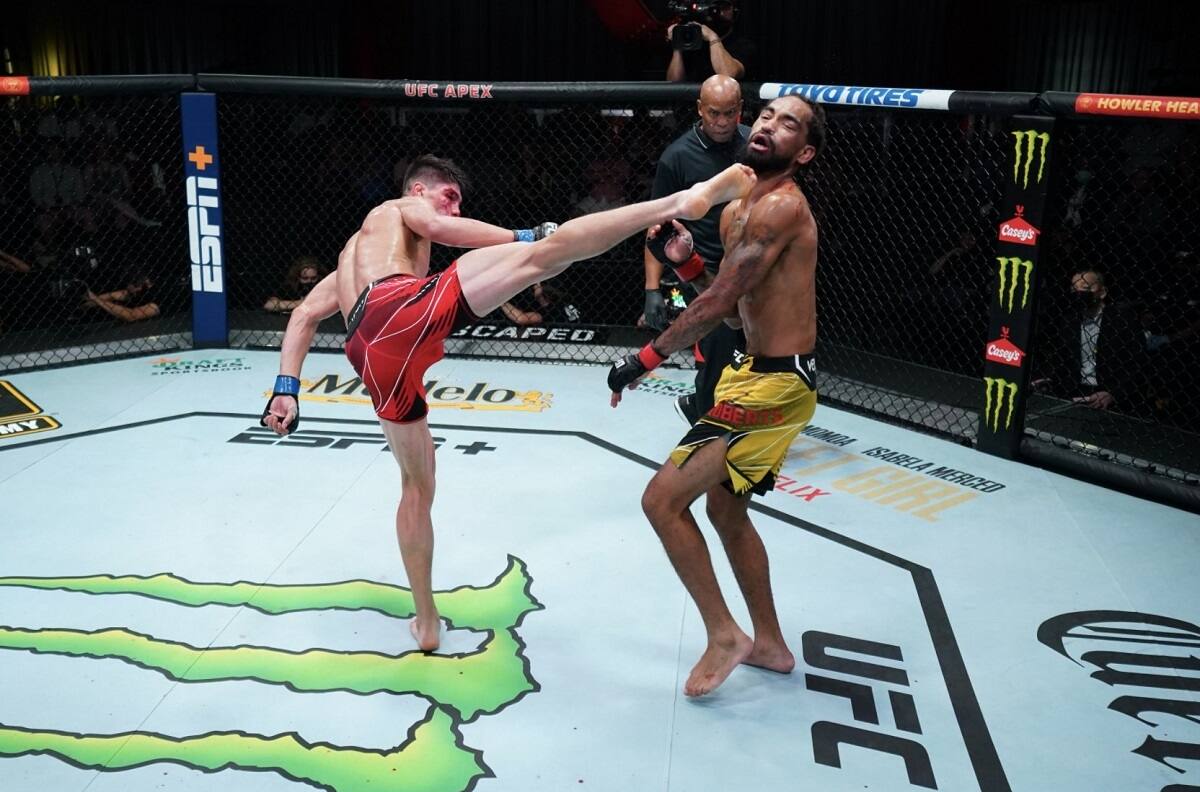 UFC Awards: cuándo y dónde votar por el KO de "La Jaula" Bahamondes como el mejor del 2021