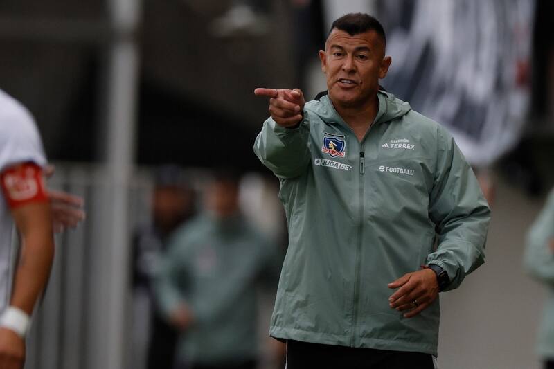 dirigiendo a Colo Colo. Foto: Aton.