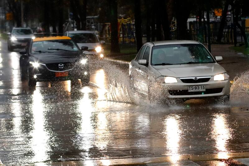 Localidades de la zona centro y sur de Chile presentarán lluvia este jueves.