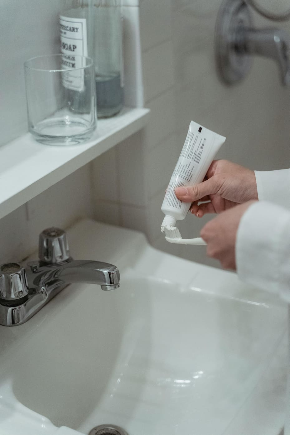 La higiene bucal incide directamente en la aparición de la lengua blanca. Créditos: Pexels.