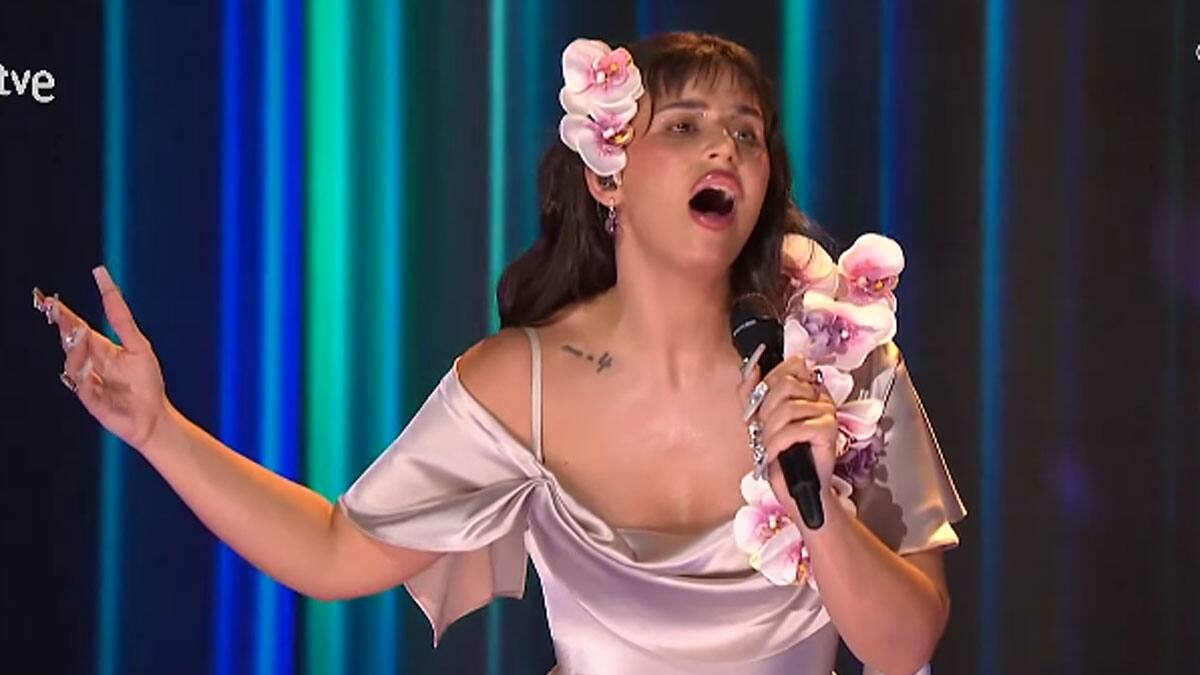 Nathy Pelusso deslumbró con su interpretación de "La Violetera" en los Premios Goya