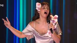 Nathy Pelusso deslumbró con su interpretación de "La Violetera" en los Premios Goya