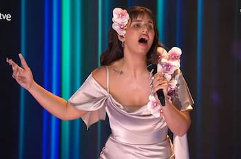 Nathy Pelusso deslumbró con su interpretación de "La Violetera" en los Premios Goya