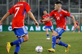 Seleccionado chileno lo pasa mal en Europa en medio de una posible salida de su club: “Ha sido difícil”