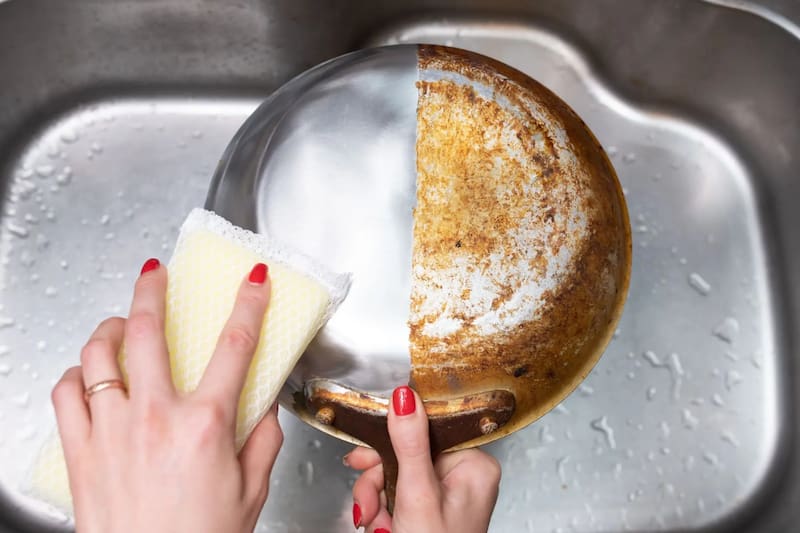 Con productos que tienes en casa dejarás el fondo de tus ollas y sartenes impecables.