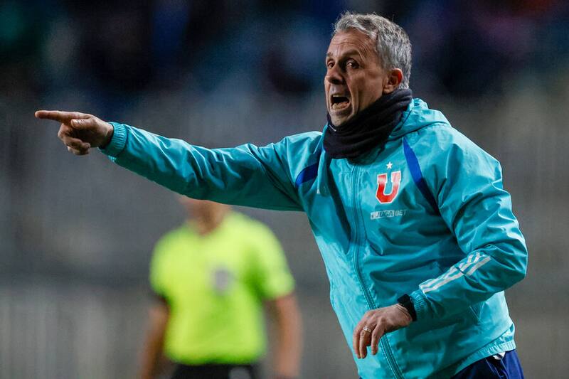 La pésima noticia que recibió el DT de la U en el triunfo frente a O'Higgins. Foto: Aton.