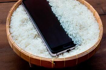 ¡Se derribó una solución! Ya no sirve el truco del arroz para sacar el agua de un smartphone