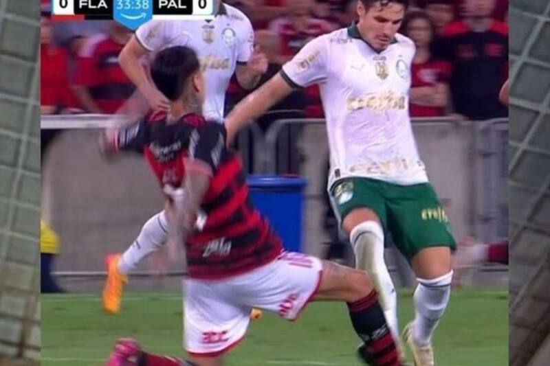 El momento en que Raphael Veiga del Palmeiras golpea en el tobillo a Erick Pulgar.