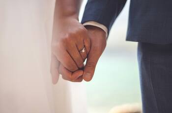 Este bono entrega $425 a las parejas que cumplieron 50 años casadas: Conoce las dos formas de solicitarlo