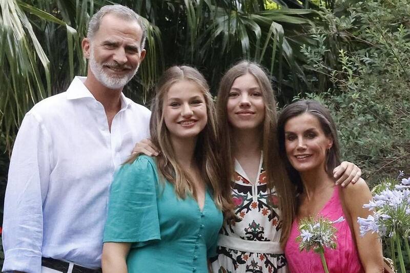 Los reyes de España y sus hijas, la princesa Leonor y la infanta Sofía en su primer posado en los Jardines de Alfabia.