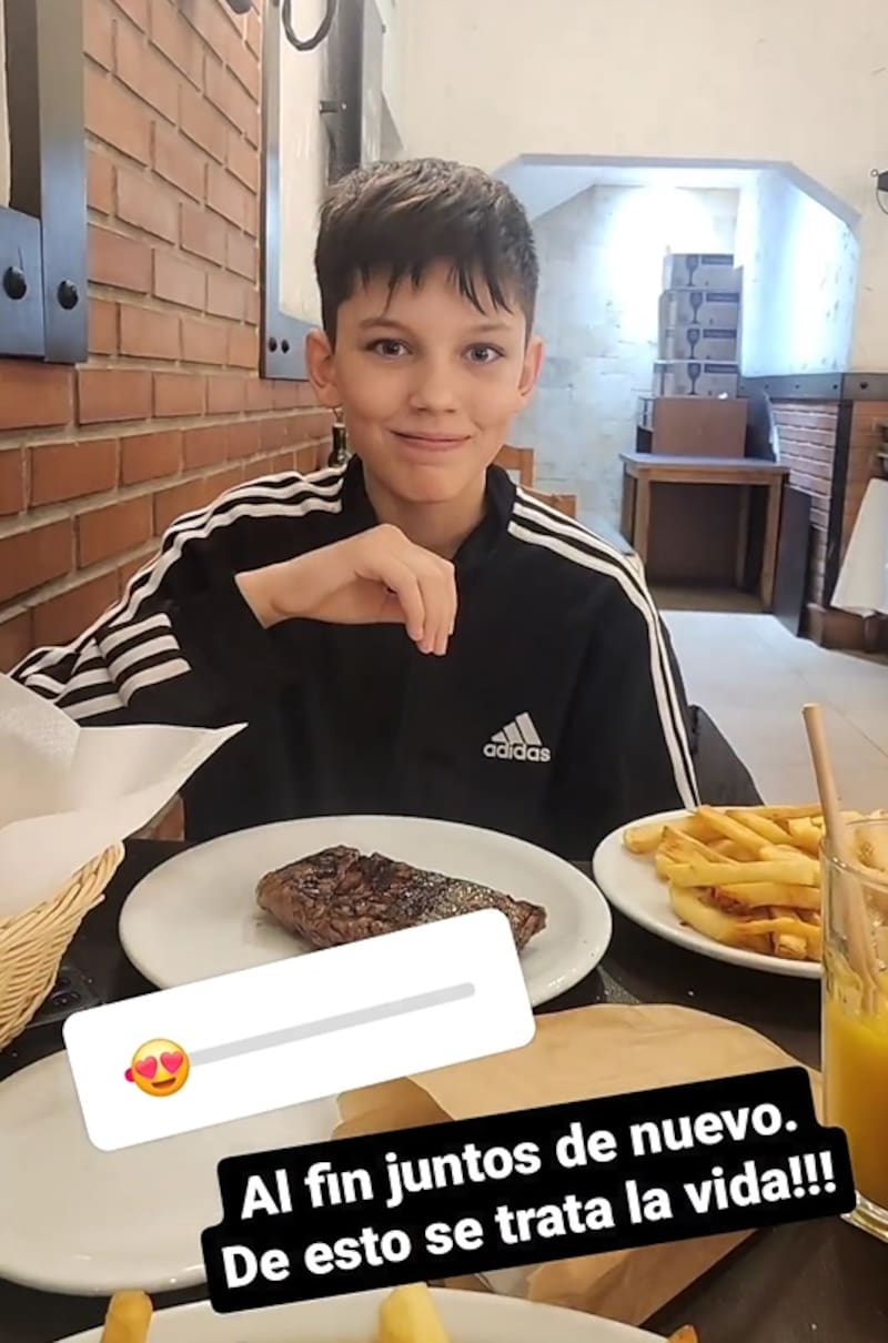 Noah compartiendo con su padre después de un largo tiempo. Créditos: Instagram