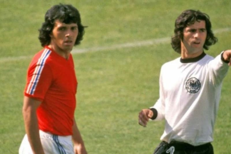 El crack chileno en el Mundial de Alemania 74, ante el legendario delantero alemán Gerd Muller.