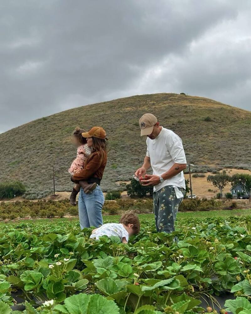 El futbolista y su ex, Sarah Kohan visitaron un sembradío de fresas con sus hijos Noah y Nala.