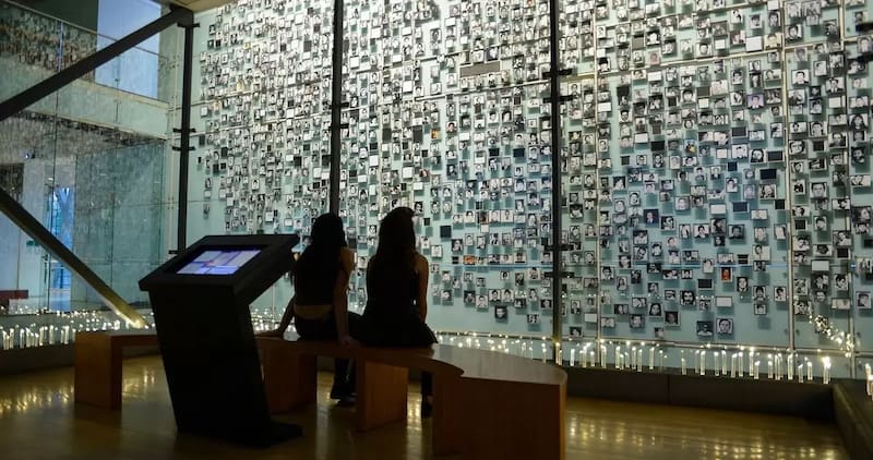 Memorial dedicado a los Detenidos Desaparecidos (DD.DD.) en la dictadura, instalado al interior del Museo de la Memoria y los Derechos Humanos | Foto: Museo de la Memoria