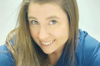 Enfermera apuñalada tuvo que ser internada otra vez por complicaciones de salud