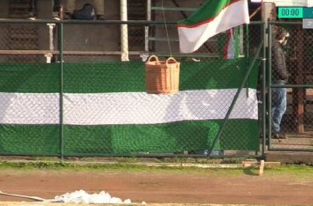 VIDEO| ¡La pelota llegó en un canasto de mimbre!: El llamativo inicio de partido que se dio en Tercera División