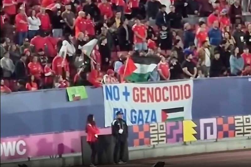 Así lucía el mensaje en las gradas del Estadio Nacional en el encuentro de Chile Sub 20.