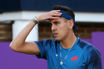 Alejandro Tabilo estaba ganando su debut en el ATP de Queen’s y el árbitro suspendió el partido