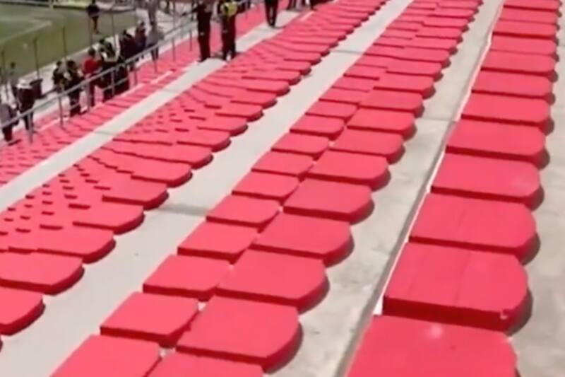 de plumavit en el estadio de Bolivia en El Alto.