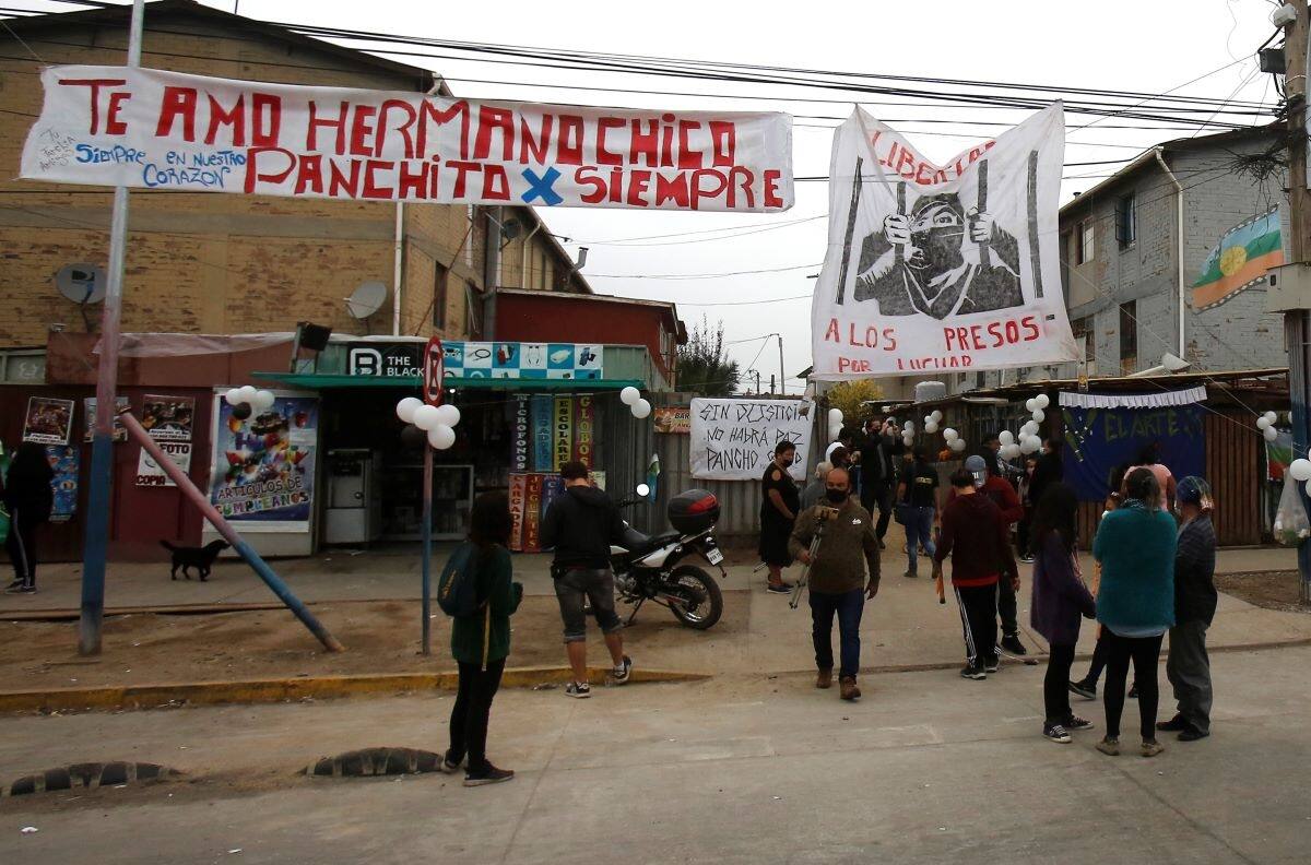 Cientos de personas despiden en Puente Alto al malabarista Francisco Martínez baleado por carabinero