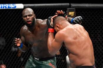 El escalofriante nocaut en la UFC que terminó con un labio partido a la mitad