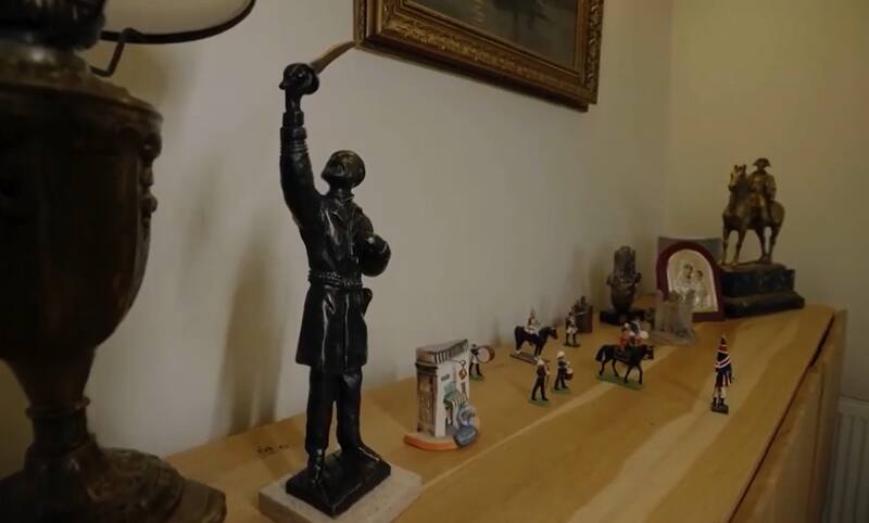 Los emotivos adornos del exalcalde. Créditos: Captura CHV