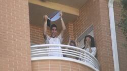 VIDEO| Humildad pura: Carlos Alcaraz mostró el trofeo del Masters de Madrid a sus vecinos en Murcia