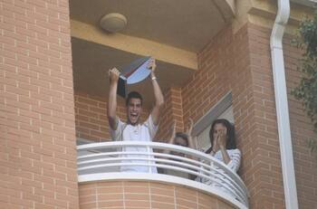 VIDEO| Humildad pura: Carlos Alcaraz mostró el trofeo del Masters de Madrid a sus vecinos en Murcia
