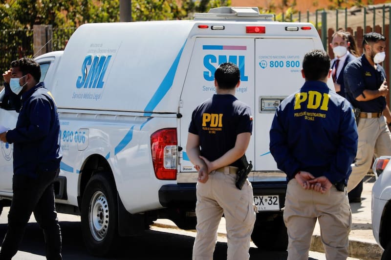 Policías se encuentran en el lugar intentando descifrar la procedencia e identidad de la víctima.