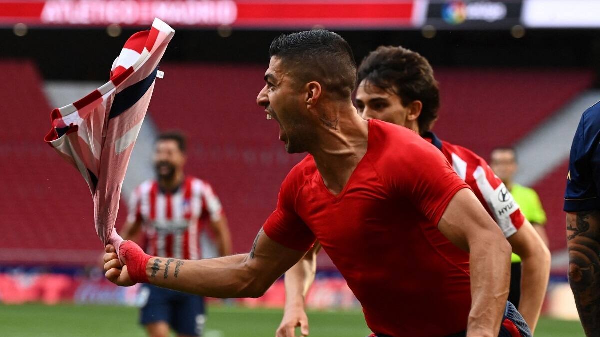 Atlético Madrid quedó a un paso del título de España con gol en el último minuto de Luis Suárez