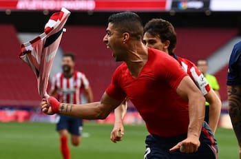 Atlético Madrid quedó a un paso del título de España con gol en el último minuto de Luis Suárez