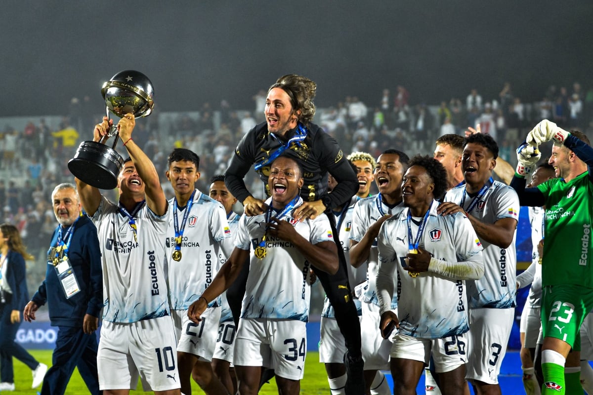 Luis Zubeldía festejando el título de Copa Sudamericana junto a Liga de Quito.