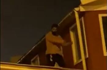 VIDEO | Vecinos descubren a ladrón intentando escapar por los techos de casas en La Serena