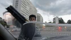 Comuna de Chile prohibió a los limpiaparabrisas callejeros: Serán multados si los sorprenden realizando esta actividad