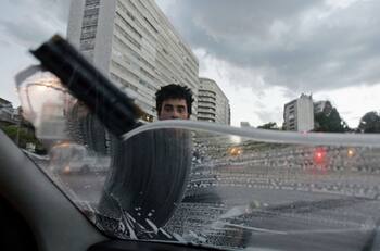 Comuna de Chile prohibió a los limpiaparabrisas callejeros: Serán multados si los sorprenden realizando esta actividad