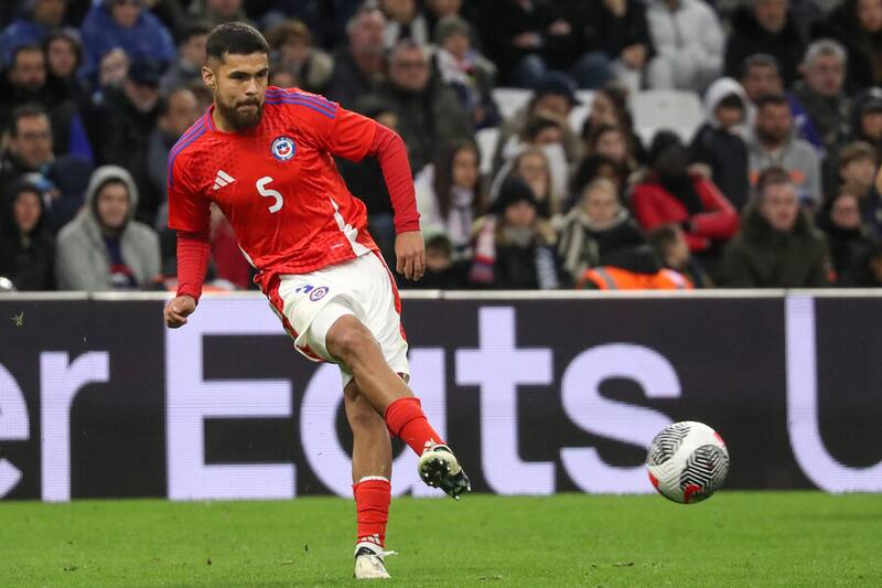 El zaguero fue titular en los dos primeros duelos de Ricardo Gareca al mando de La Roja. Foto: Aton.