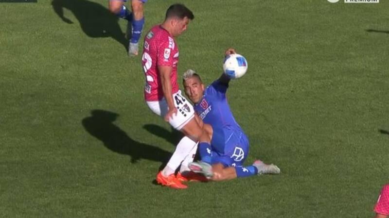 El delantero casi condena a Universidad de Chile contra Palestino por un posible penal. Foto: Agencia ATON.
