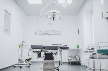 Clínica top chilena enfrenta severa crisis: es acusada de apropiación indebida por más de $7 mil millones