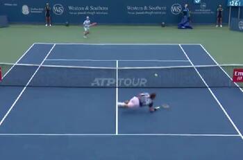 VIDEO | Terminó en el piso: Así fue el increíble punto de Stefanos Tsitsipas ante Diego Schwartzman en el Masters 1000 de Cincinnati