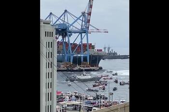 VIDEO | Botes de la Armada se enfrentan a embarcaciones de pescadores en Valparaíso