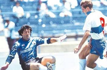 Emblema de la UC, mundialista y mentor de Tiane Endler: así fue la vida futbolística de Marco Cornez